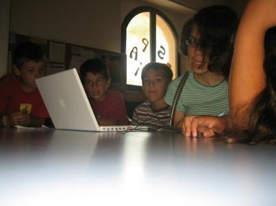 Fent una activitat aquest estiu.